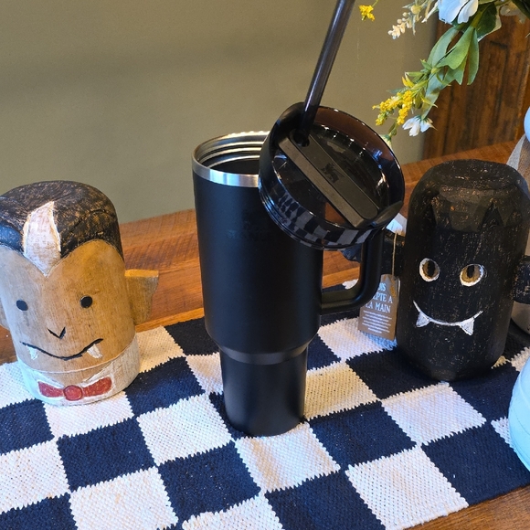 Stanley Matte Black Travel Mug with Handle - Picture 4 of 10